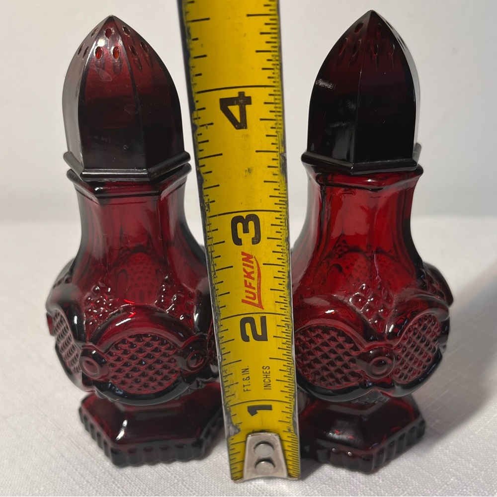 Vintage AVON CAPE COD Ruby Red Glass Salt and Pepper Shakers - Picture 5 of 5